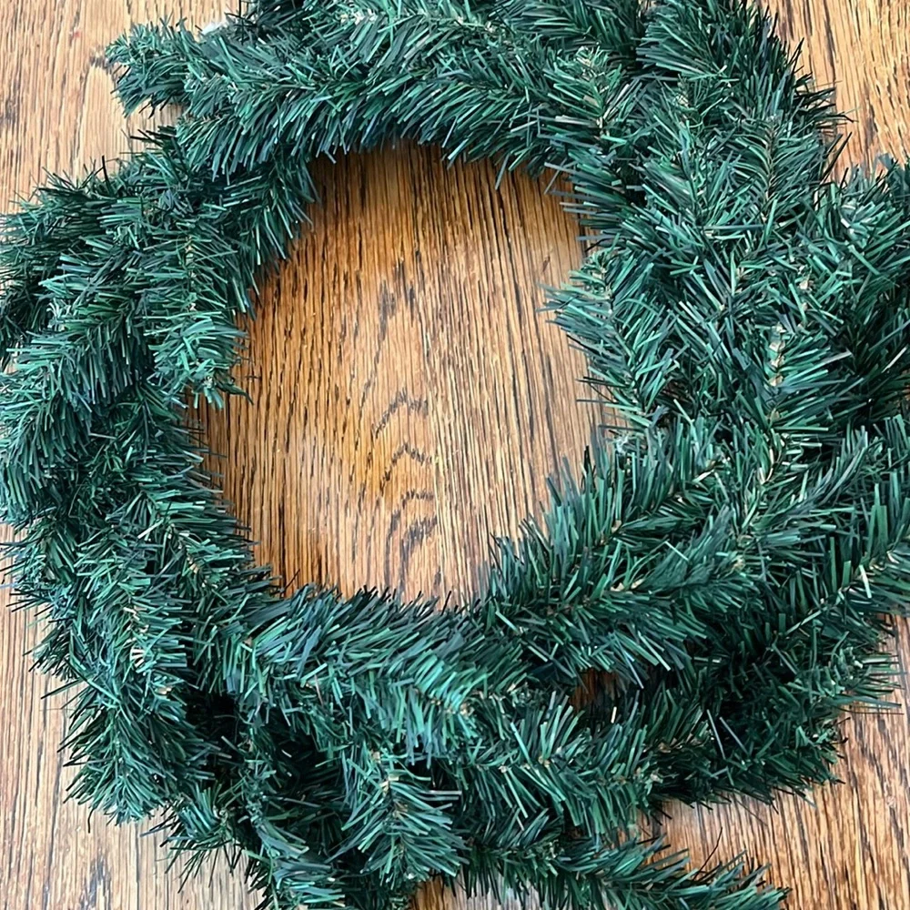 NWT CHRISTMAS WREATH 16in AROUND